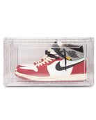 Sneakerbox von SNEATED mit einem Paar Air Jordan 1, transparente Aufbewahrungslösung für Sneakers.