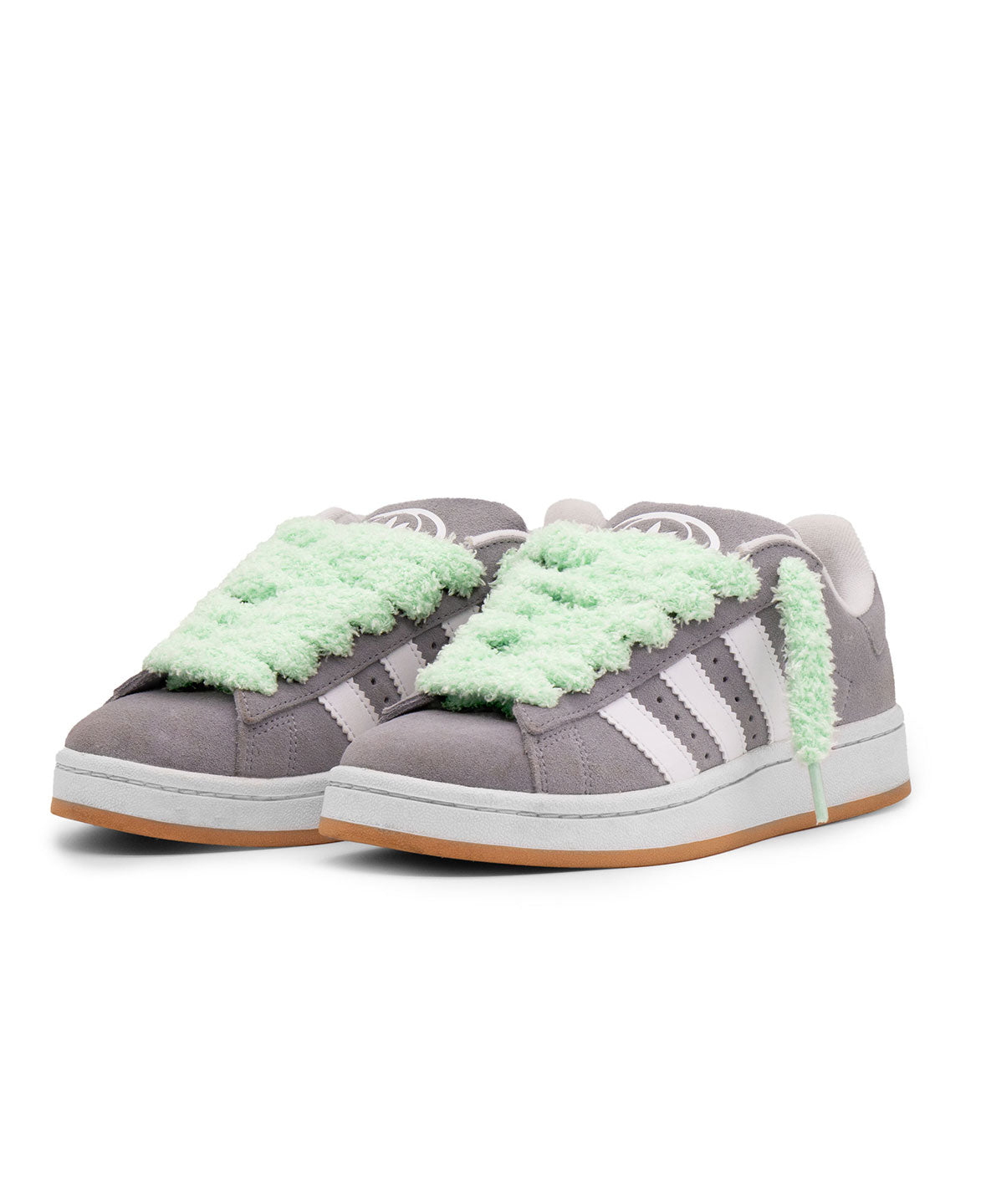 Graue Adidas Sneaker mit weißen Streifen und mintgrünen Fuzzy Laces gebunden