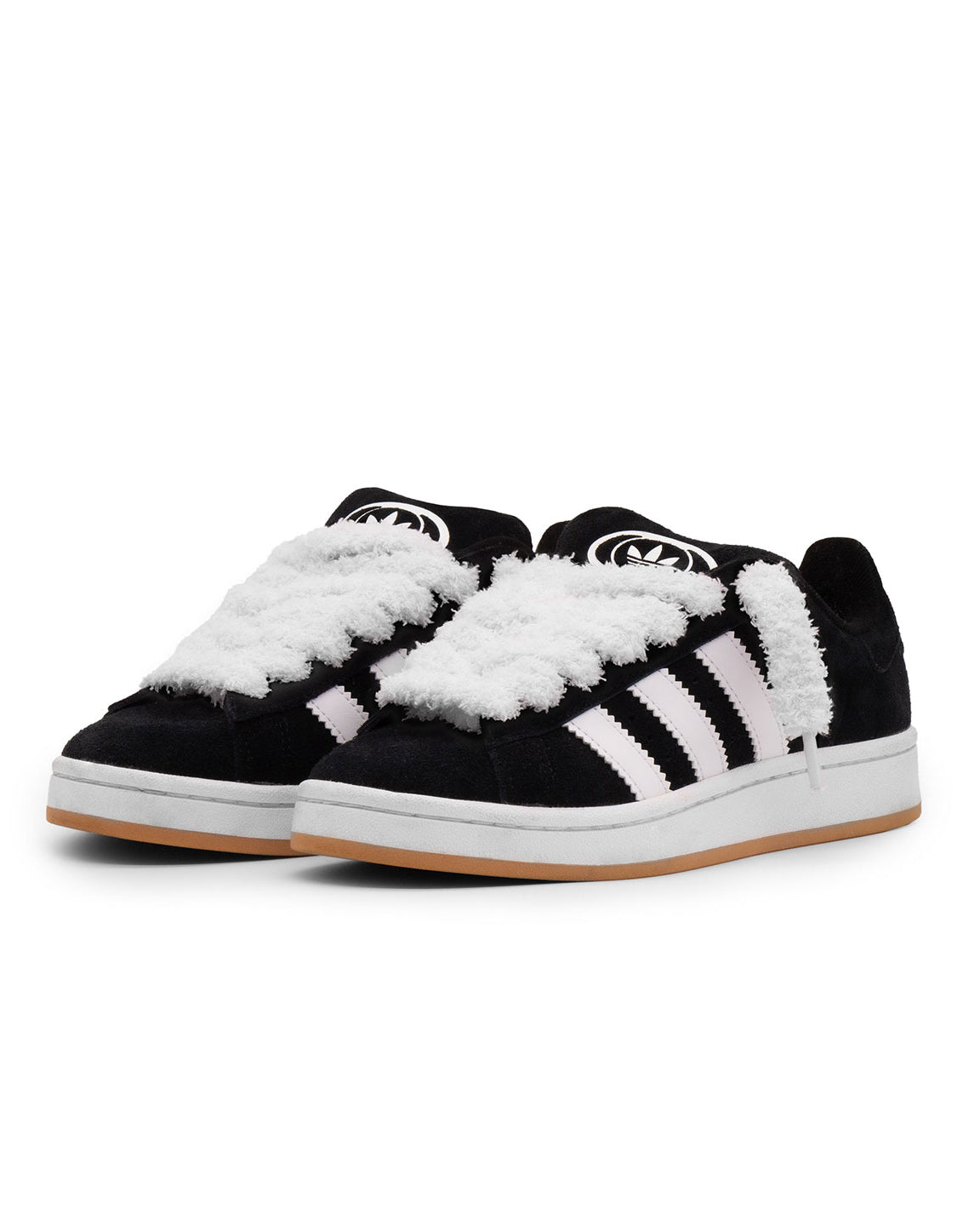 Weiße Sneated Fuzzy Laces Schnürsenkel geschnürt in schwarzen Adidas Sneakers mit weißen Streifen.