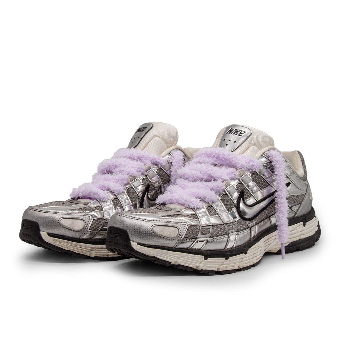 Sneaker mit flauschigen runden Schnürsenkeln