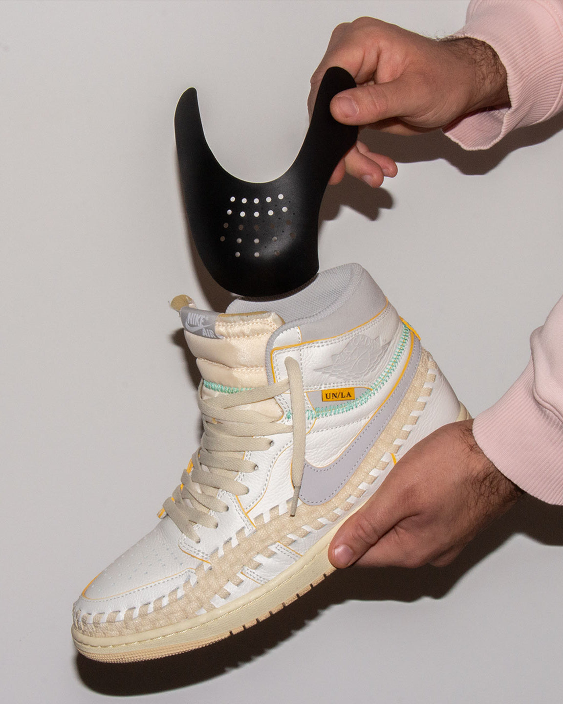 Sneated Shields - Einsetzen des Crease Protectors zum Schutz vor Sneaker-Falten