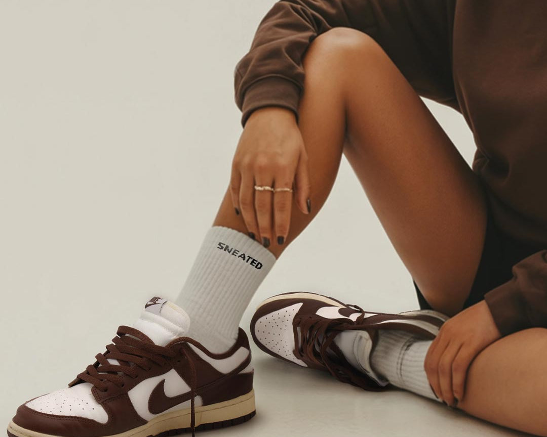 braune flache Schnürsenkel in braune sneaker