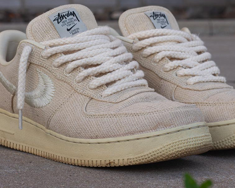 Runde Kordel Schnürsenkel in creme geschnürt auf Stüssy Air Force 1 Fossil