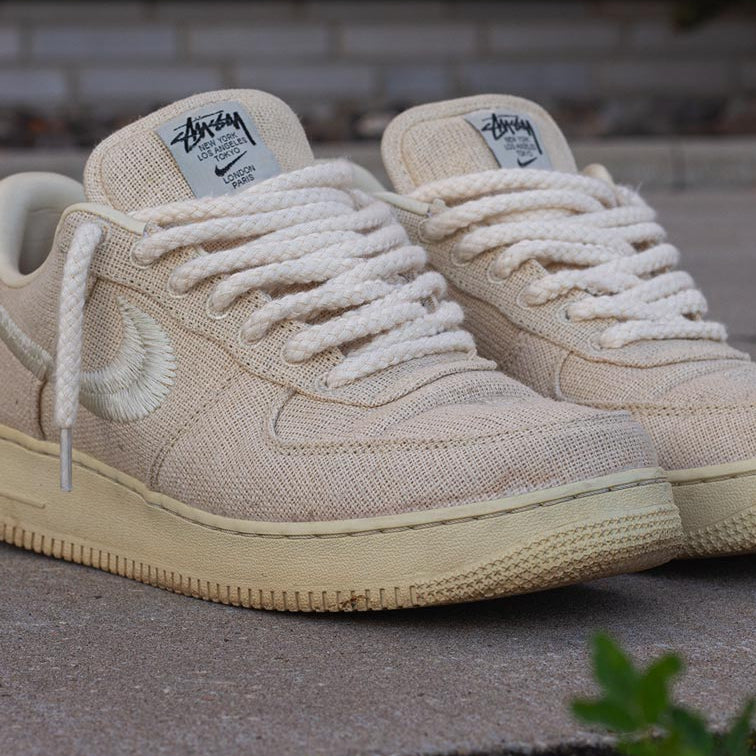 Runde Kordel Schnürsenkel in creme geschnürt auf Stüssy Air Force 1 Fossil