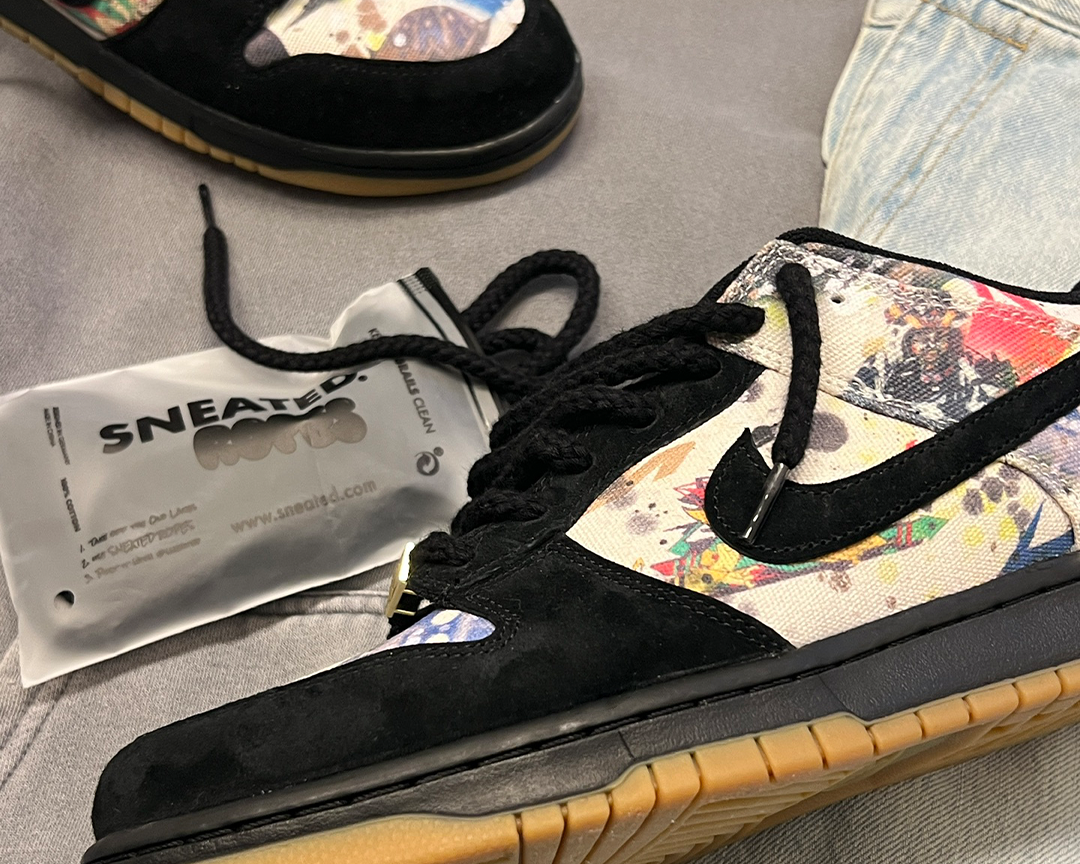 Sb Dunk Low mit schwarzen Rope Laces gelaced