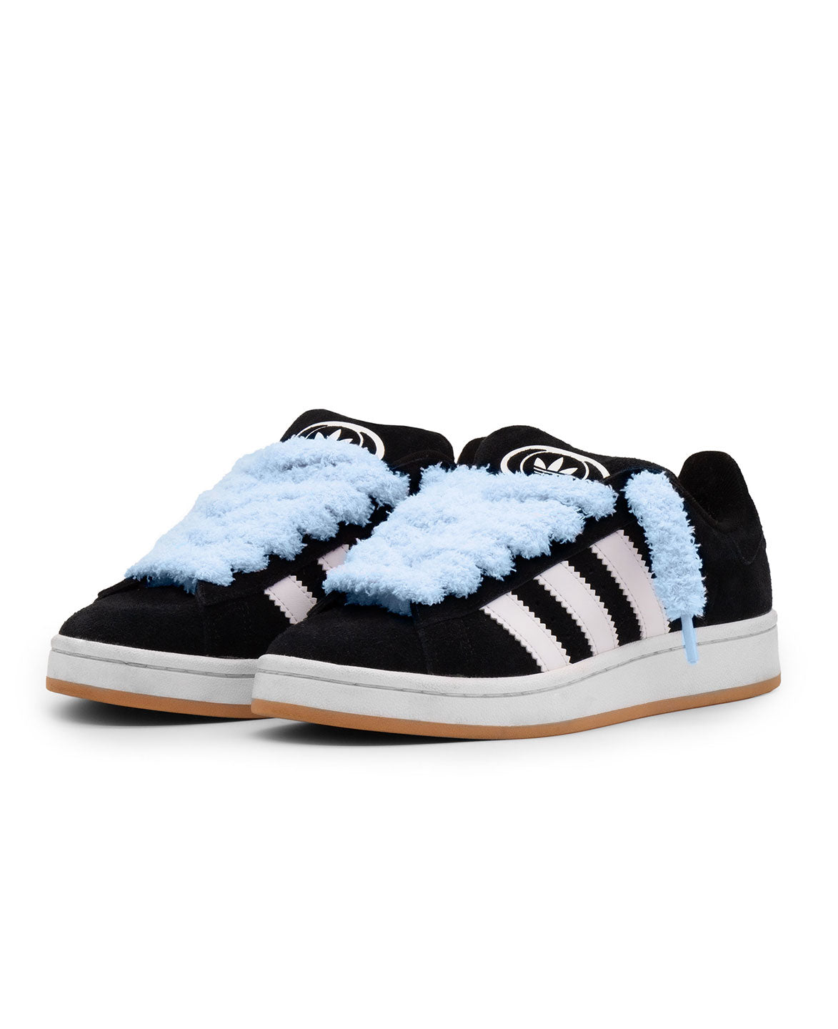 Schwarze Sneaker mit weißen Streifen und hellblauen Fuzzy Laces gebunden