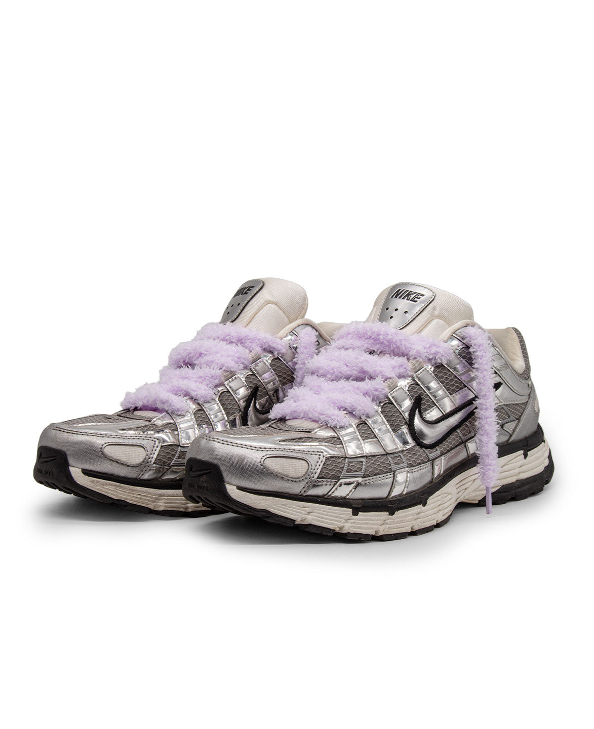 Sneaker mit flauschigen runden Schnürsenkeln