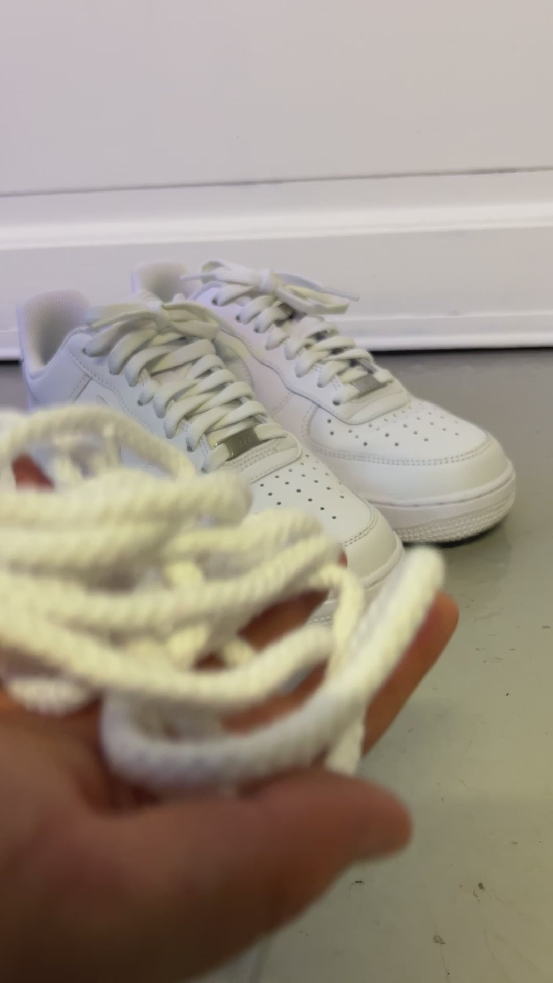 sneaker wird mit weisse rope laces gelaced im video