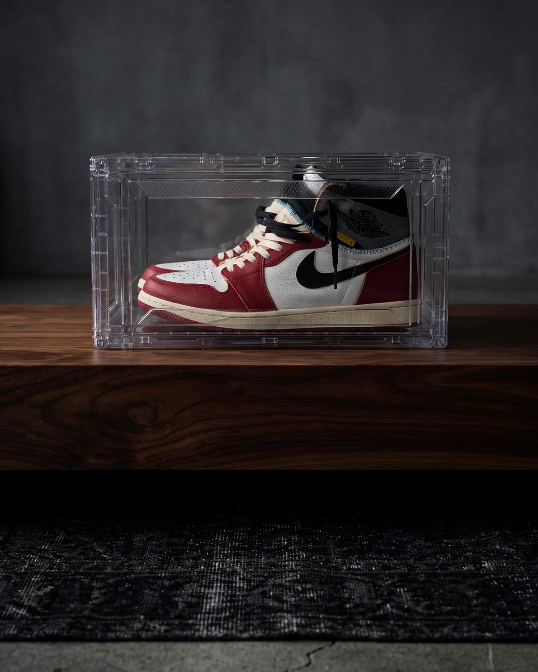 Sneaker in transparenter Sneaker Box bis EU47