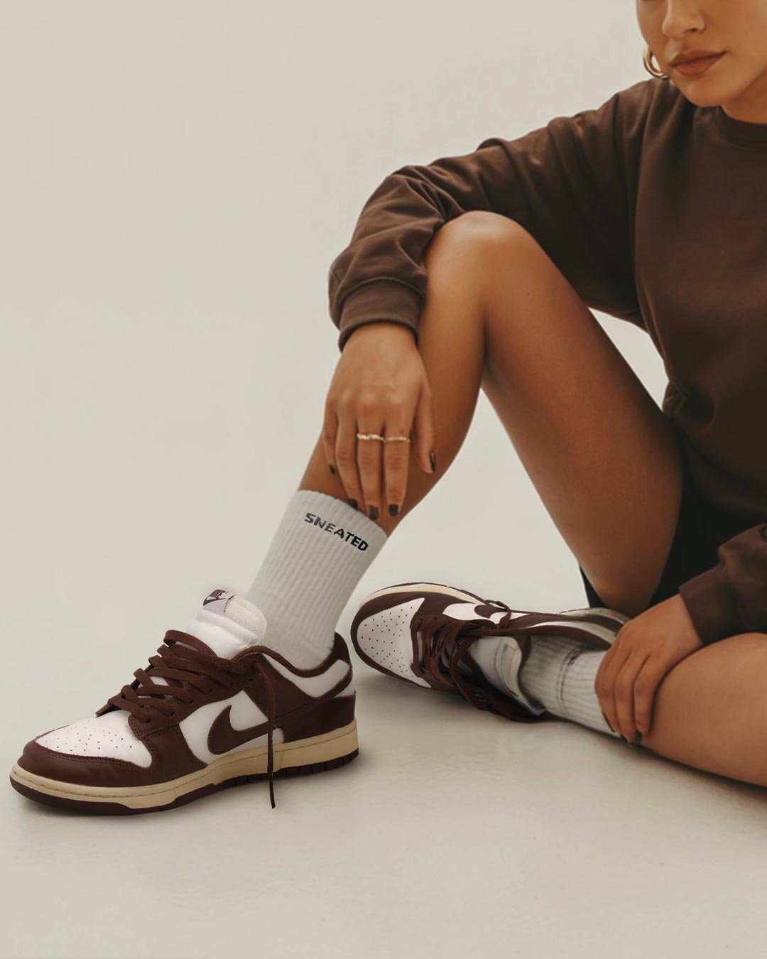 braune flache Schnürsenkel in braune sneaker