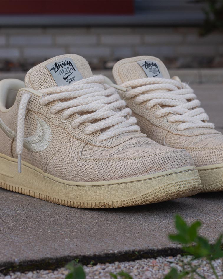 Runde Kordel Schnürsenkel in creme geschnürt auf Stüssy Air Force 1 Fossil