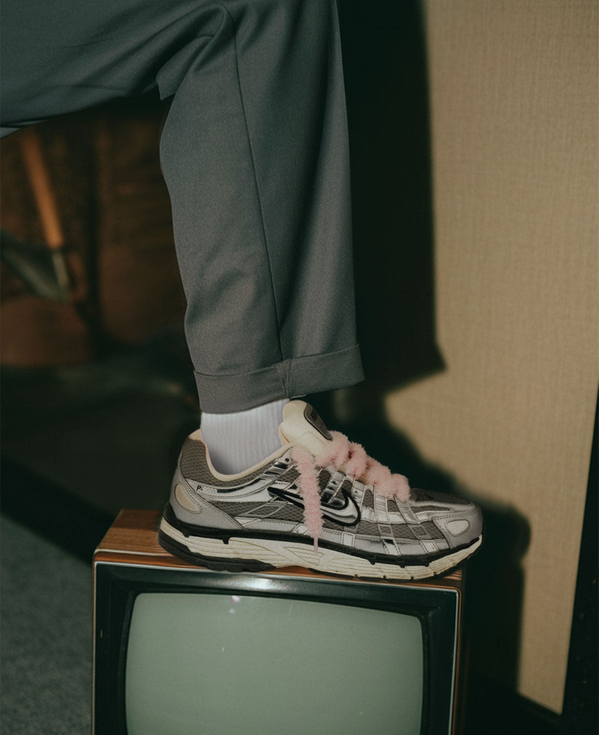 Sneaker mit pinken SNEATED Fuzzy Laces - flauschige Sneaker Schnürsenkel