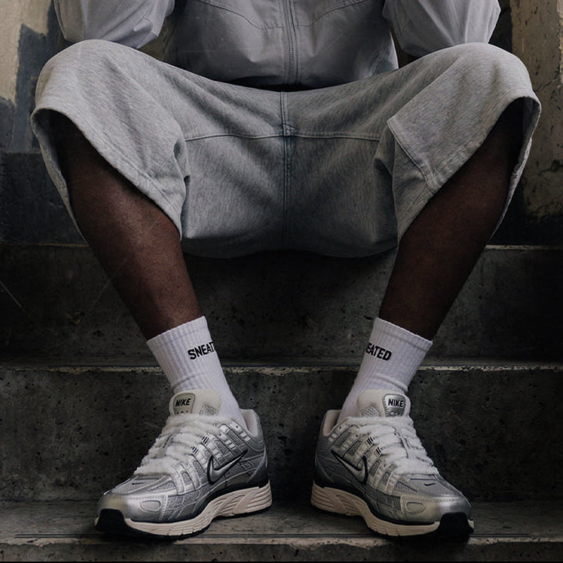 Detailaufnahme von Sneakern mit weißen Fuzzy Laces von SNEATED