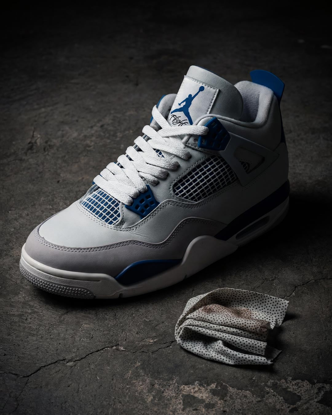 sneaker mit cleaning wipes daneben