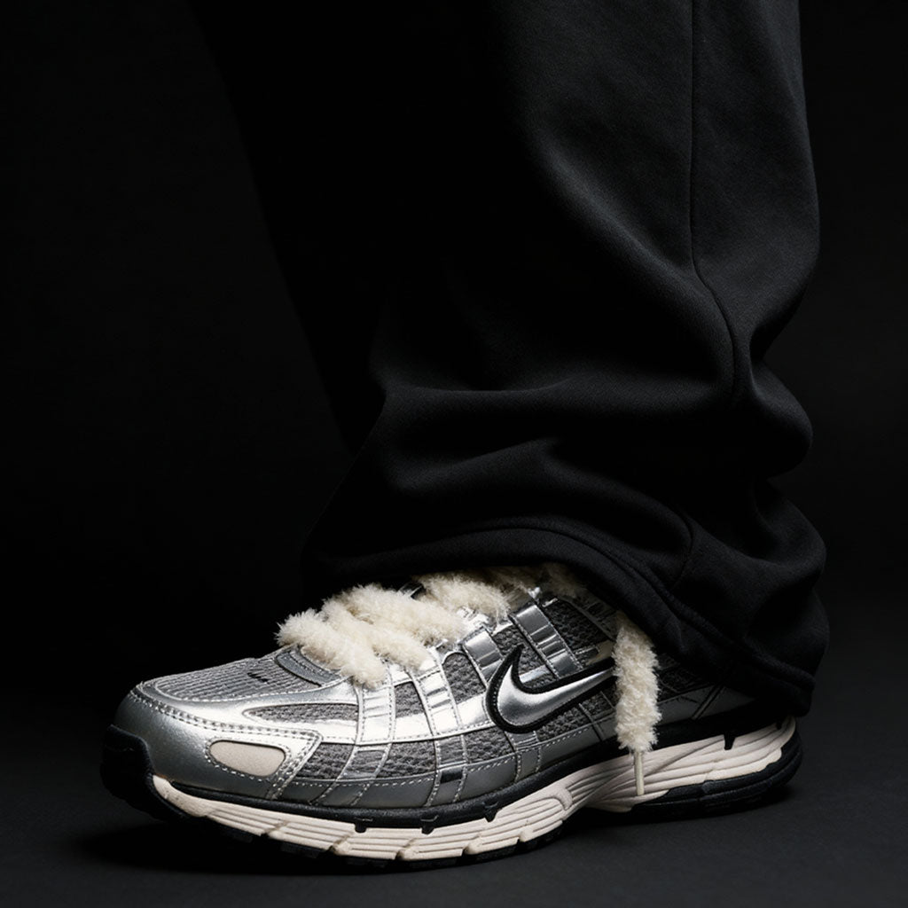 Sneaker mit flauschigen Schnürsenkeln im Fuzzy Laces Style