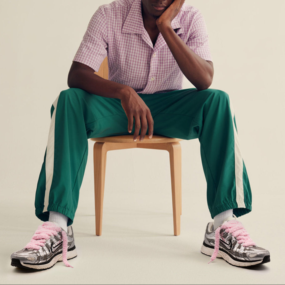 Sneaker mit pinken Fuzzy Laces von SNEATED flauschige Sneaker Schnürsenkel