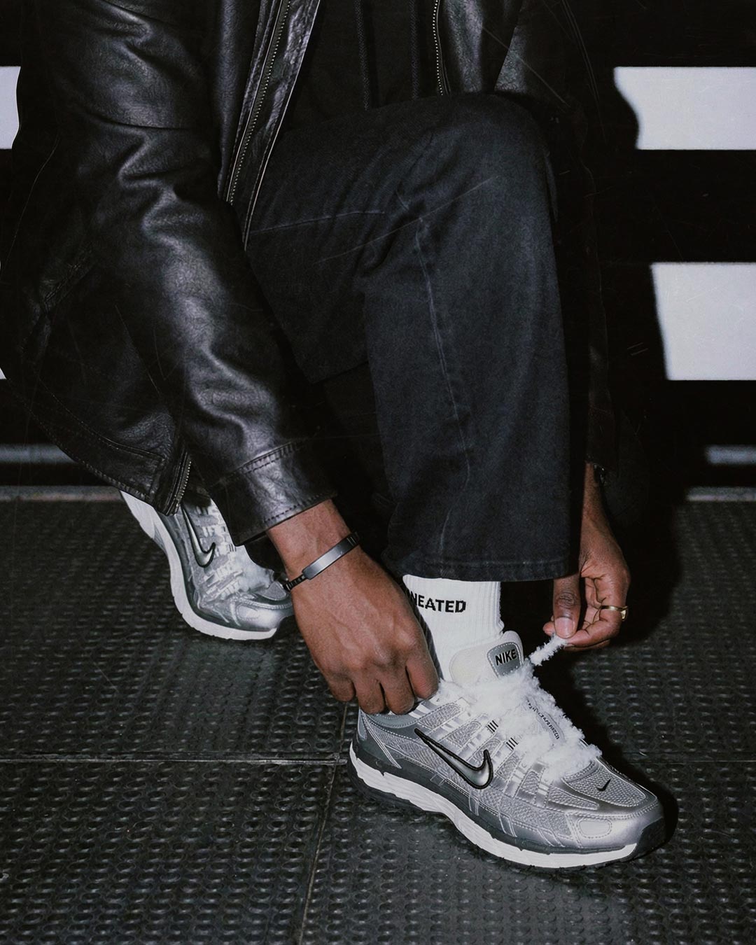 weisse fuzzy fluffy laces angezogen